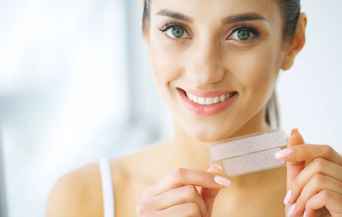 Miếng dán tẩy trắng răng tại nhà giúp tiết kiệm chi phí và dễ dàng sử dụng