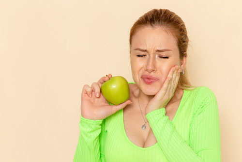 Răng sứ lệch khớp cắn làm người bệnh ăn nhai không ngon miệng