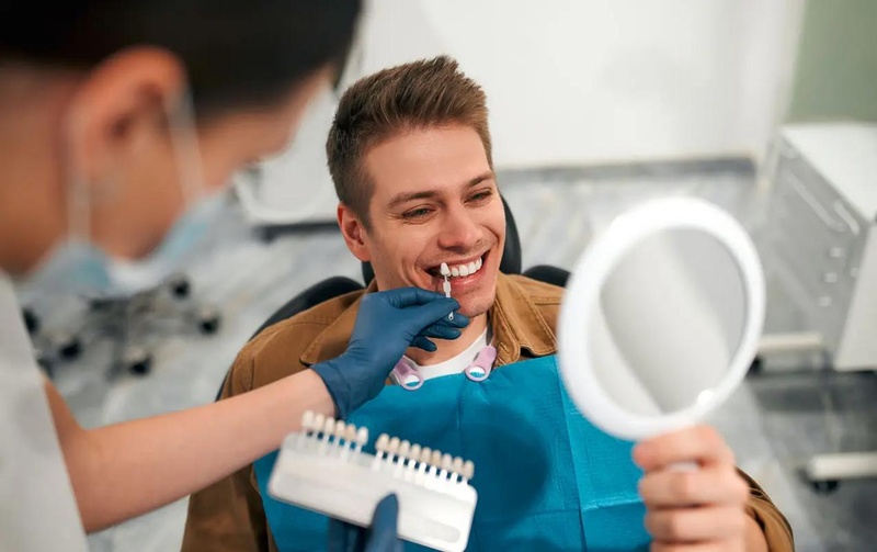 Sau khi bọc răng sứ khoảng 24 - 48 giờ, bạn có thể ăn uống như bình thường