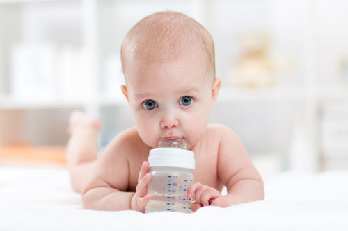 Cho trẻ uống nhiều nước để bù lại lượng nước đã mất trước đó do đi ngoài