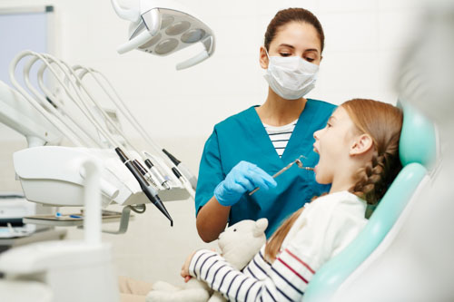 Bác sĩ luôn khuyến cáo nên cho con nhổ răng sữa tại nha khoa
