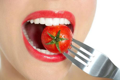 Cà chua chứa nhiều thành phần có lợi trong việc cải thiện màu sắc răng