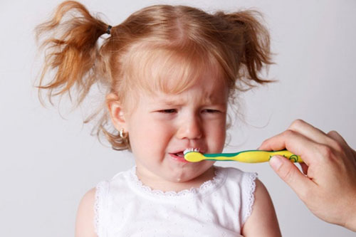Chải răng sai cách có thể khiến trẻ bị chảy máu ở chân răng