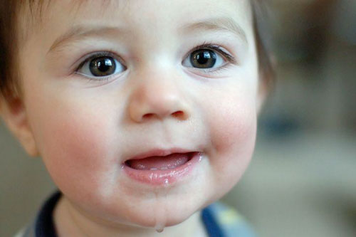 Chảy nước dãi là biểu hiện thường gặp khi trẻ mọc răng