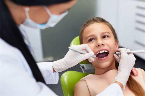 Cho con thăm khám răng định kỳ tại nha khoa