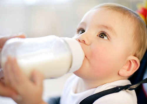 Cho trẻ uống nhiều sữa để bổ sung đủ dưỡng chất