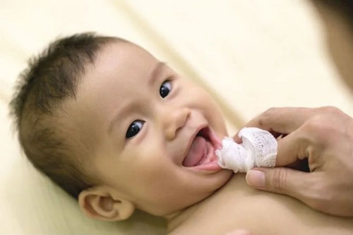 Chú ý vệ sinh răng nướu sạch sẽ mỗi ngày cho trẻ