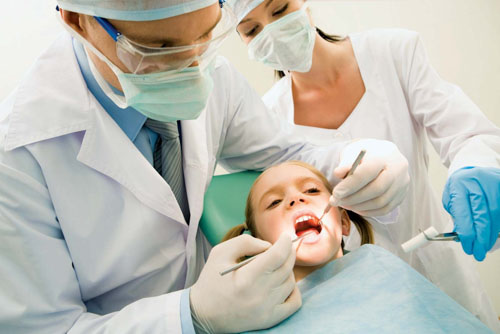 Đưa trẻ đến nha khoa để được khám chữa bệnh răng miệng hiệu quả
