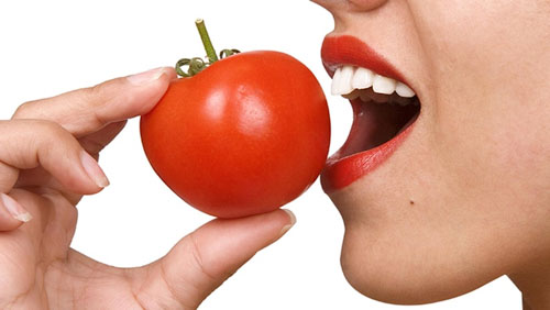Làm trắng răng bằng cà chua được nhiều người ưa chuộng