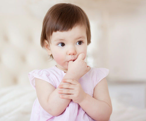 Mút tay dễ đưa vi khuẩn xâm nhập vào khoang miệng gây mùi hôi