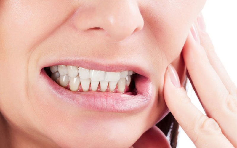 Nghiếng răng khi ngủ cần điều trị trước khi có ý định bọc răng sứ