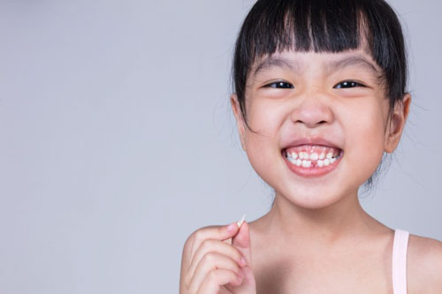 Nhổ răng sữa tại nhà chỉ được thực hiện ở thời điểm bé thay răng và răng lung lay nhiều