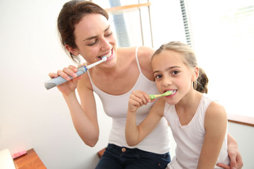 Quan sát đảm bảo con chải răng đúng cách và sạch sẽ