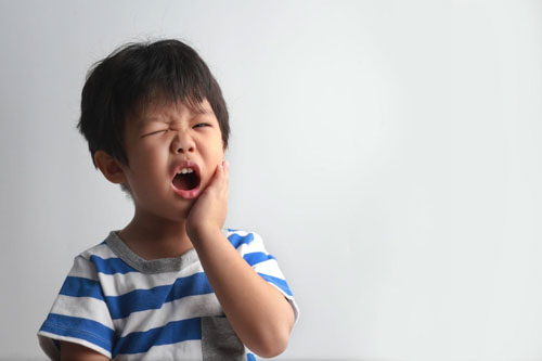 Sâu răng gây đau đầu ở trẻ