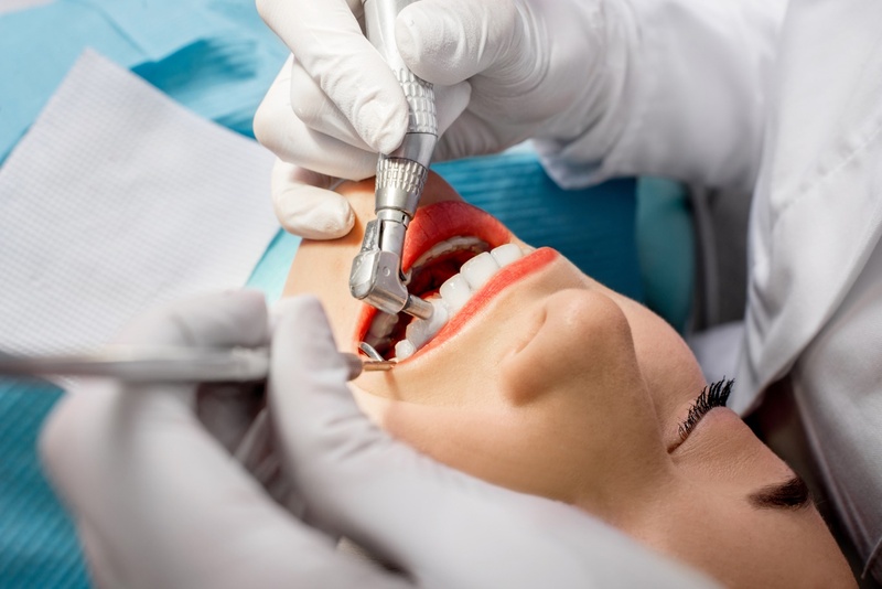 Thăm khám răng sứ định kỳ tầm soát các biến chứng xảy ra