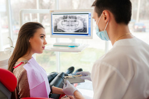Thăm khám tổng quát và tư vấn loại răng sứ phù hợp cho bệnh nhân