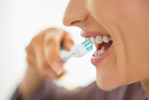Thao tác chải răng nhẹ nhàng tránh chạm vào vị trí phẫu thuật đặt trụ Implant