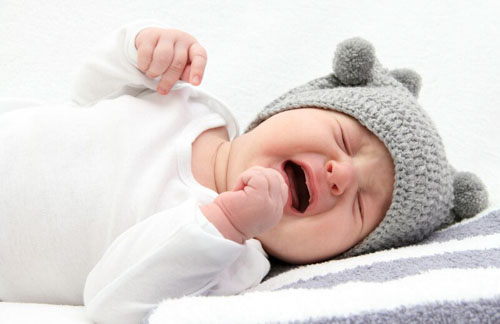 Trẻ mọc răng gặp nhiều triệu chứng khó chịu nên dễ quấy khóc