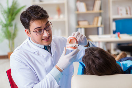 Tư vấn quy trình cũng như phương pháp niềng răng cho bệnh nhân