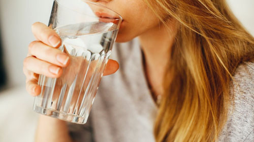 Uống nhiều nước để tránh tình trạng khô miệng