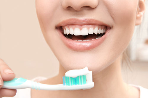Vệ sinh răng miệng đúng cách để duy trì tuổi thọ răng sứ được lâu hơn
