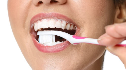 Chải răng nhẹ nhàng, tránh chạm vào vùng răng mới nhổ