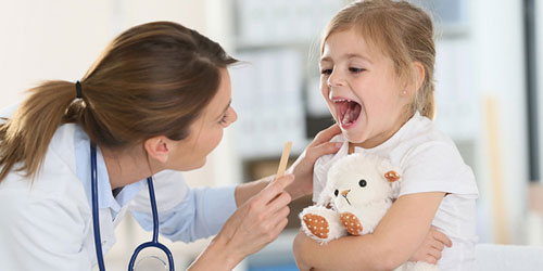 Đưa trẻ đến gặp bác sĩ để thăm khám và chữa nấm miệng hiệu quả