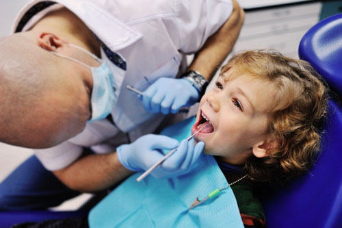 Đưa trẻ đi thăm khám nếu hàm răng của trẻ có dấu hiệu lệch lạc