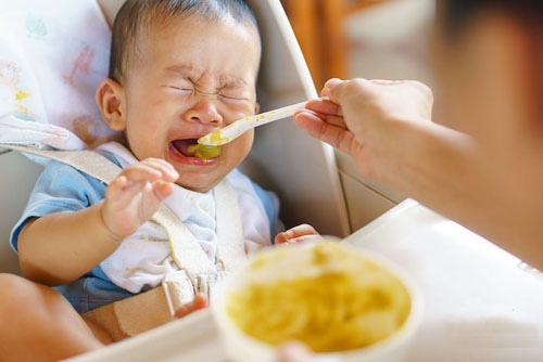 Nấm miệng làm trẻ ăn uống kém, quấy khóc nhiều