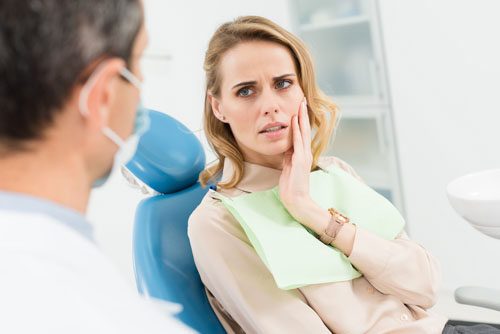 Nếu răng có dấu hiệu suy yếu sau niềng cần gặp ngay bác sĩ để khám chữa