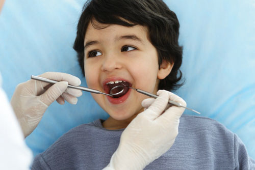 Thăm khám xác định tình trạng viêm tủy răng ở trẻ
