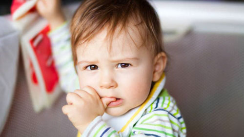 Thói quen mút tay có thể làm răng của trẻ dễ mọc lệch lạc