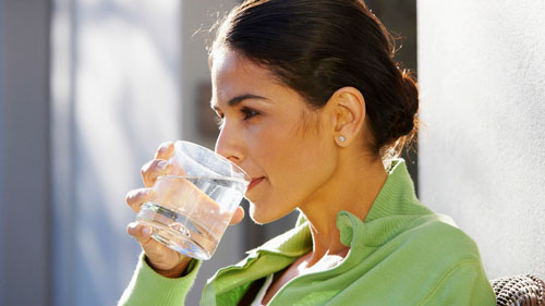 Uống đủ nước mỗi ngày