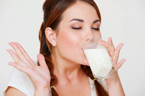 Uống sữa giúp cung cấp nhiều dưỡng chất tốt cho cơ thể