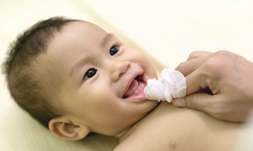 Vệ sinh răng miệng sạch sẽ mỗi ngày cho trẻ để tránh tích tụ vi khuẩn