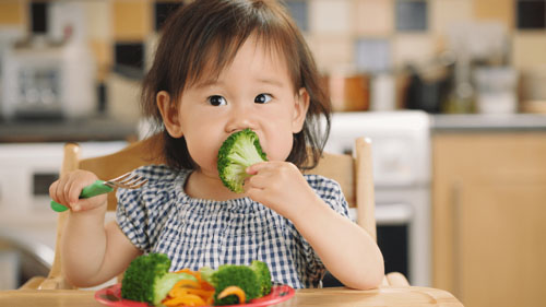Cho trẻ dùng nhiều rau củ khi đang bị nhiệt miệng