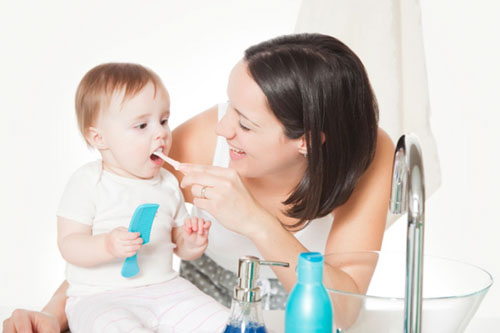 Đảm bảo răng miệng của trẻ luôn được vệ sinh sạch đúng cách mỗi ngày