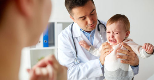 Đưa trẻ đến gặp bác sĩ khi nhiệt miệng có dấu hiệu bất thường