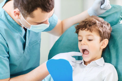 Đưa trẻ đến nha khoa để nhổ răng sữa an toàn, hiệu quả