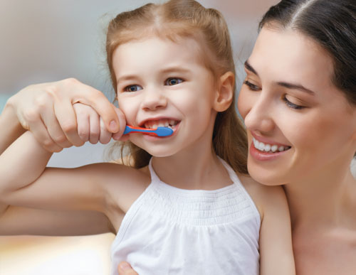 Hướng dẫn con làm quen với bàn chải đánh răng để vệ sinh răng miệng sạch sẽ