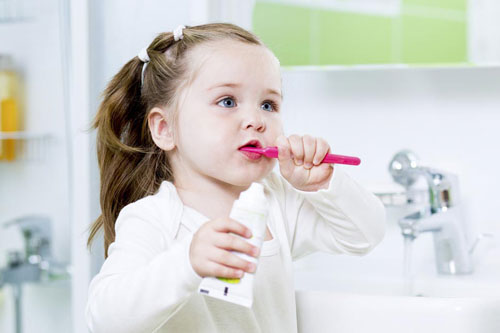 Hướng dẫn trẻ vệ sinh răng sạch sẽ đúng cách