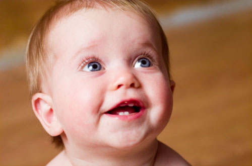 Khoảng 6 tháng tuổi trẻ sẽ bắt đầu mọc răng sữa