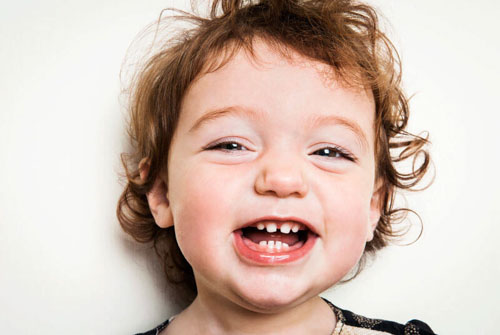 Mọc răng cũng là yếu tố gây ra tình trạng nghiến răng ở trẻ