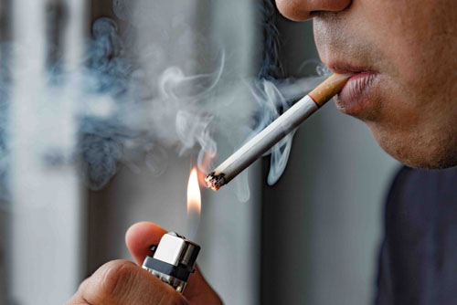 Nghiện hút thuốc cũng tăng nguy cơ mắc bệnh nấm miệng
