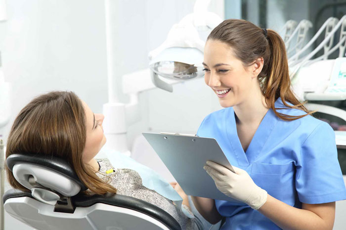 Thăm khám và tư vấn rõ ràng với bệnh nhân về phương pháp mài răng