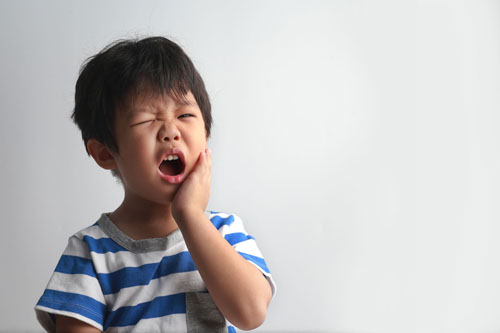 Trẻ bị đau hàm có thể là dấu hiệu nhận biết của hiện tượng nghiến răng khi ngủ