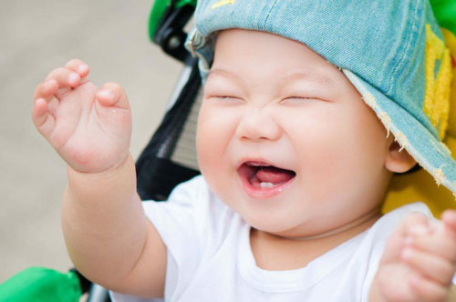 Trẻ sẽ mọc các răng sữa đầu tiên khi được 6 tháng tuổi