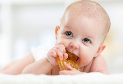 Trẻ thường hay gặm nhai đồ vật khi bắt đầu mọc răng sữa