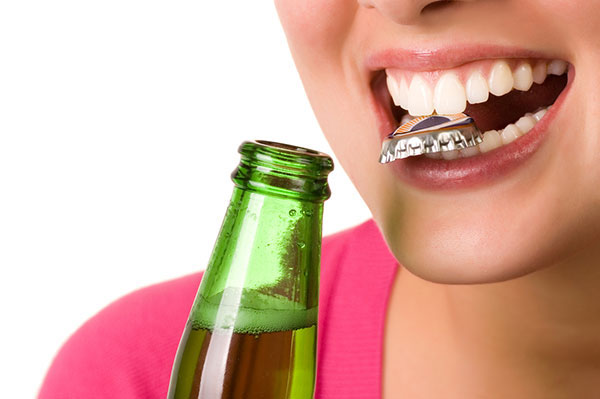 Dùng răng mở nắp chai dễ gây tổn thương, sứt mẻ răng