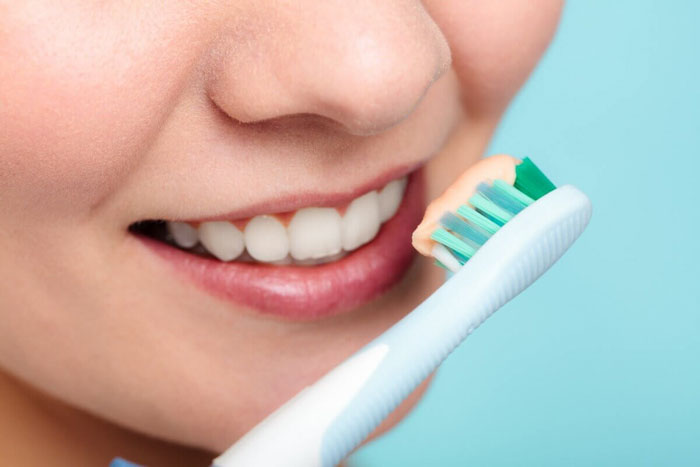 Làm sạch mảng bám và vụn thức ăn trên răng trước khi dùng miếng dán